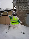Снежный «сотрудник ГИБДД» следит за порядком на дорогах Рыбинска